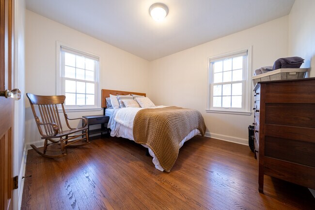 Building Photo - 2626 N Vincent Ave