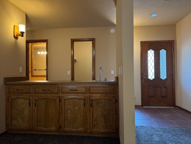 Building Photo - Mid-century Modern Garden Home!