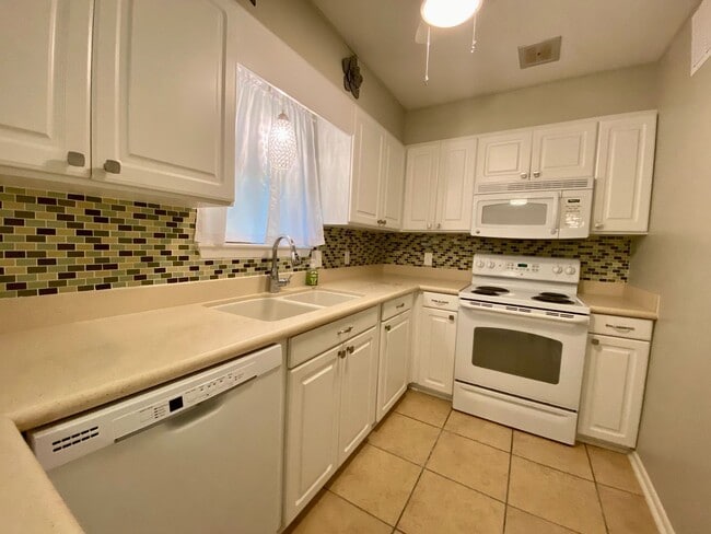 Building Photo - Colonies North Home with 3 BD | 2 BA Available JULY 2026!!