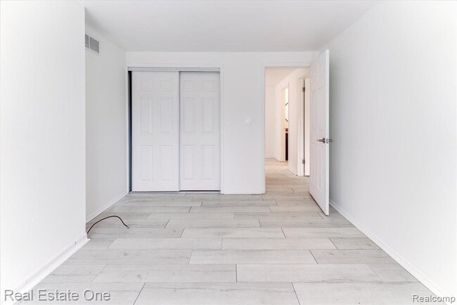 Building Photo - 1631 S Hill Blvd