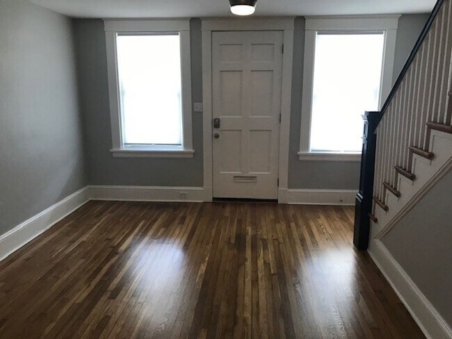 Building Photo - MAIN2220