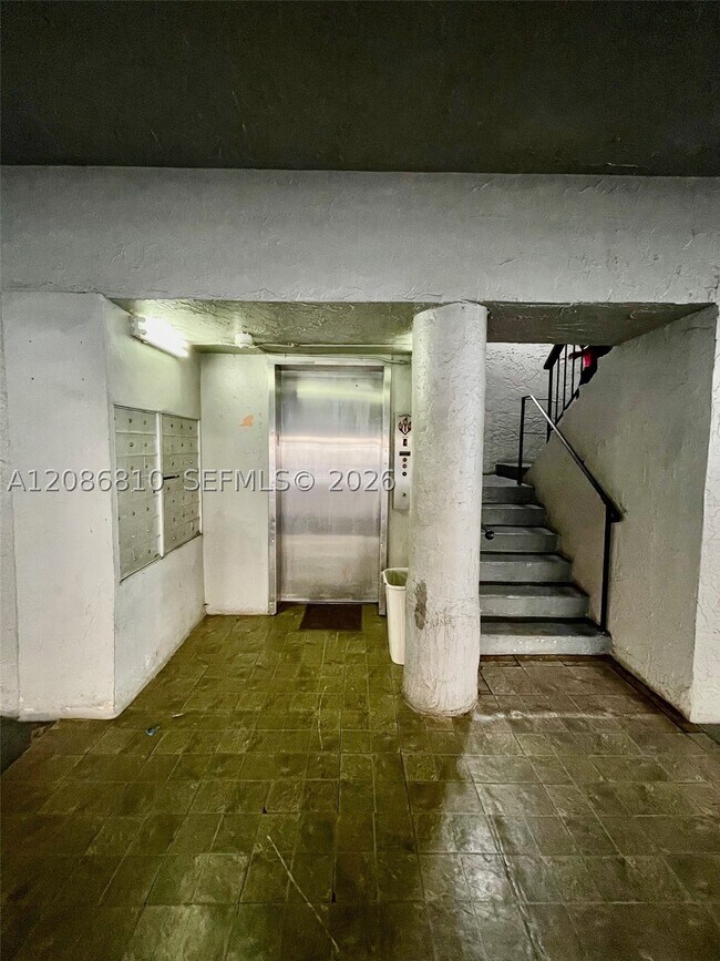 Building Photo - 1035 W 77th St