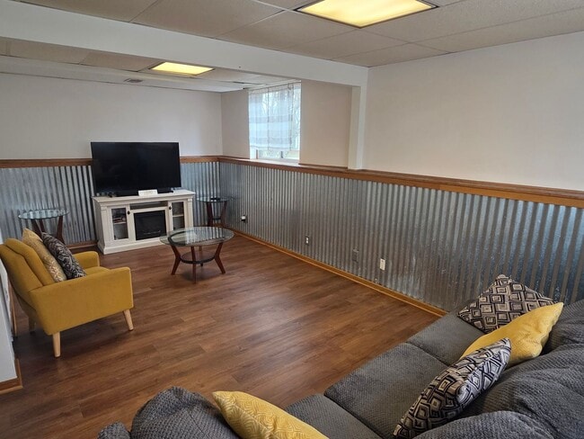 Building Photo - Updated 3 bedroom Kenosha home