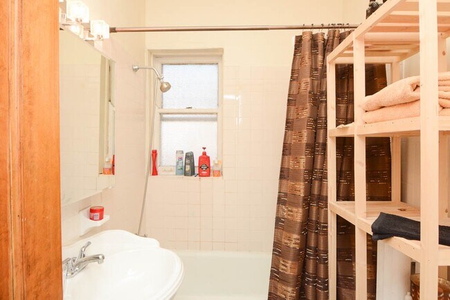 Building Photo - 1408 W Rosemont Ave