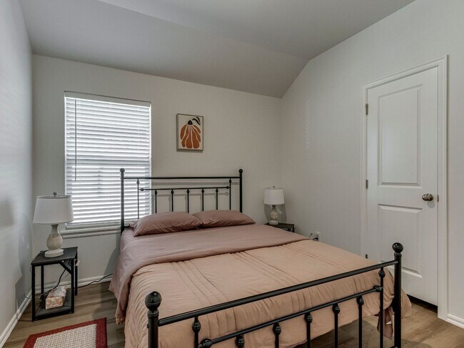 Building Photo - Cozy 3-Bed Retreat in Yukon - Fully Furnished & All Utilities Included