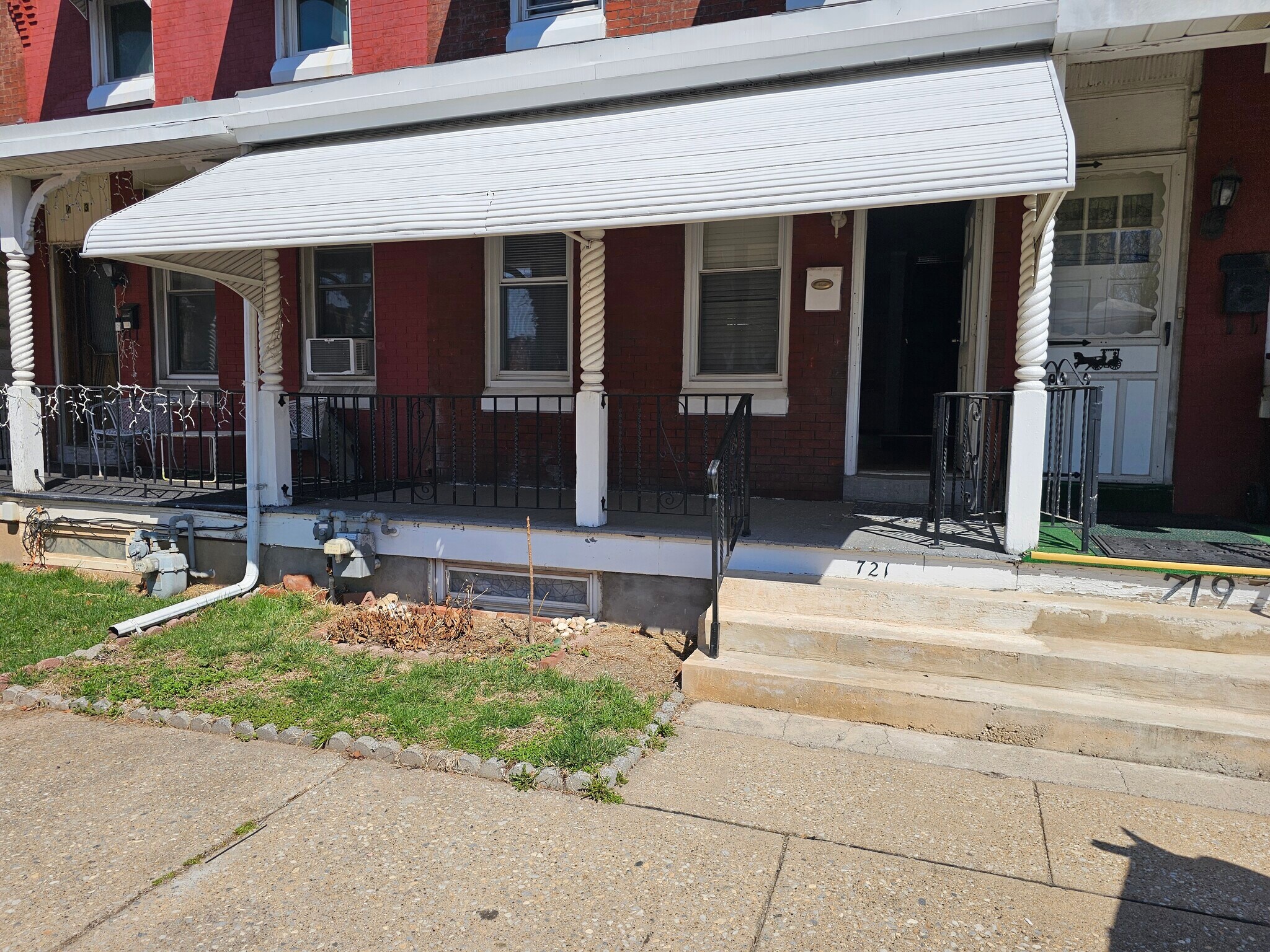 Building Photo - 721 W Oak St