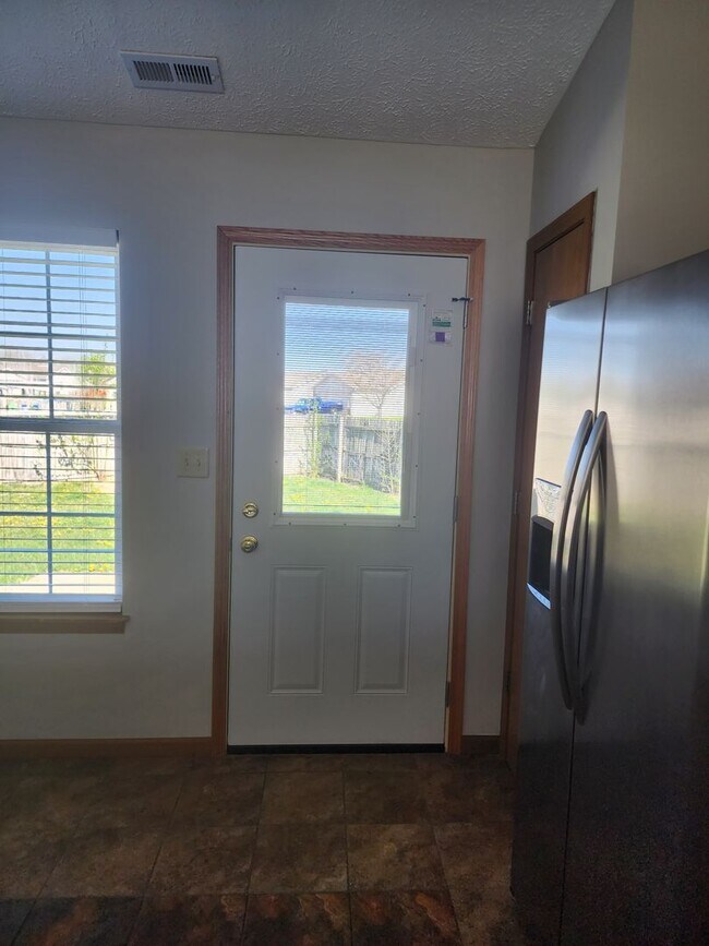 Building Photo - Newly Renovated! 3 Bedroom, 2 Bath, 2 Car ...