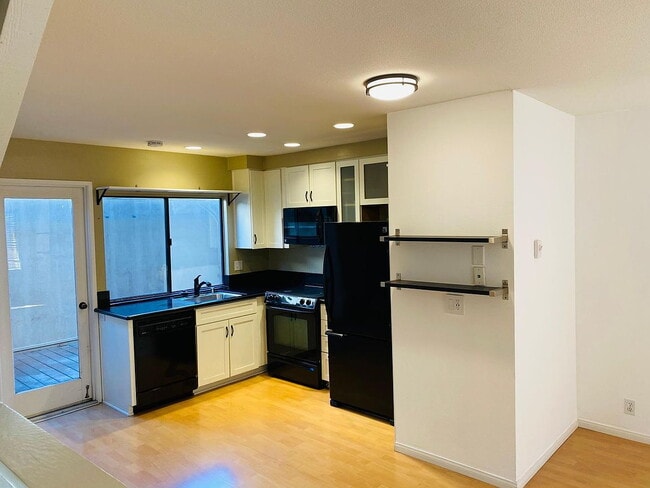 Building Photo - "Charming La Jolla Retreat: Cozy 2-Bedroom...