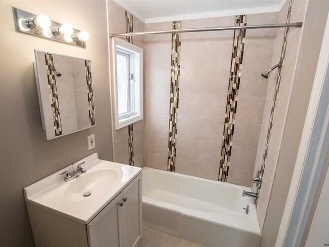 Building Photo - 3 Bedroom Single Family Home in Gloversville