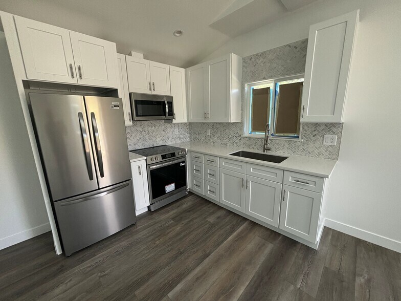 Building Photo - 10837 Fellows Ave