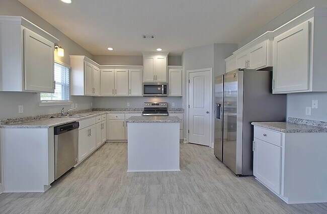 Building Photo - 566 Burke Dr