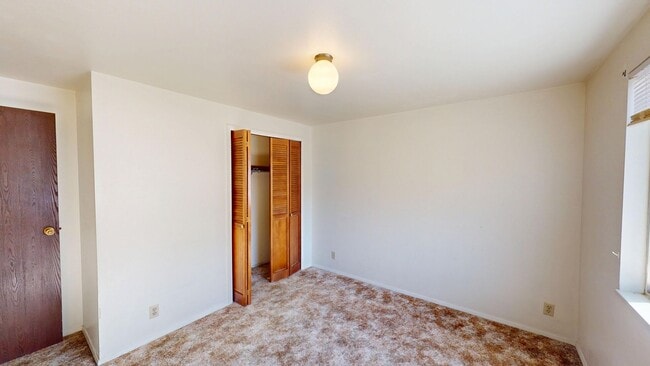 Building Photo - 2 bedroom duplex in quiet cul-de-sac