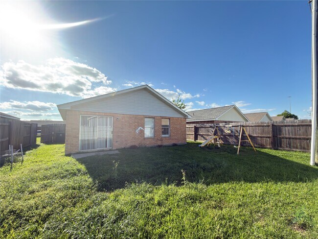 Building Photo - 15743 Ridgegate Rd