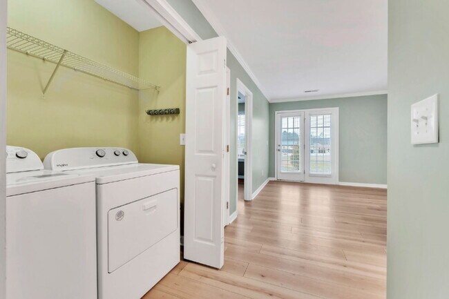 Building Photo - Spacious 3BR, 2BA Townhome with 2-Car Garage & Fireplace $1850/mo rent***