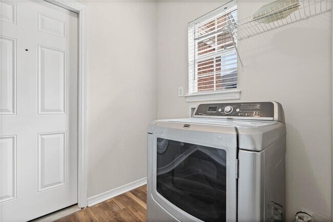 Building Photo - 7181 Windmill Pl S