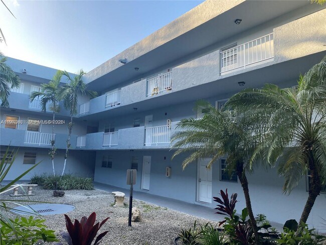 Building Photo - 1735 W 60th St