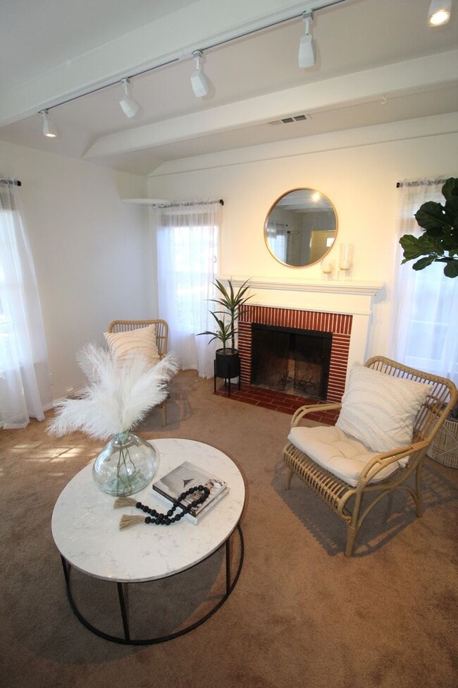 Building Photo - Charming Midtown Ventura Home- 3 Bedroom + 1.75 Bath