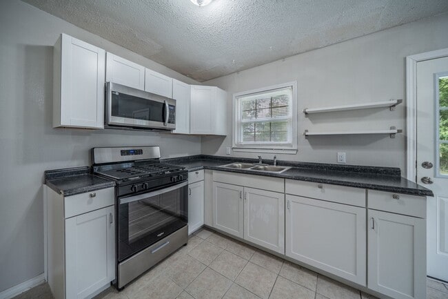 Building Photo - 1155 Greenbrier Dr