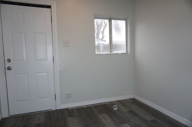 Building Photo - 968 W 500 S