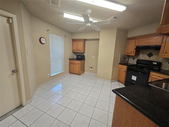 Building Photo - 10711 Forest Leaf Dr
