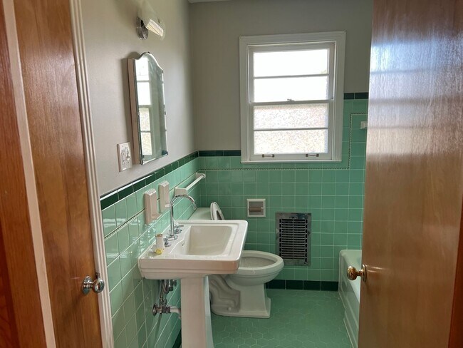 Building Photo - 2411 Chapman Dr