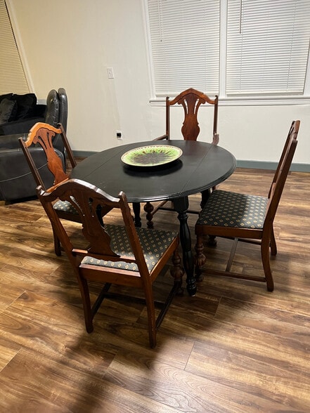 Dining for 4 - 346 Orion St