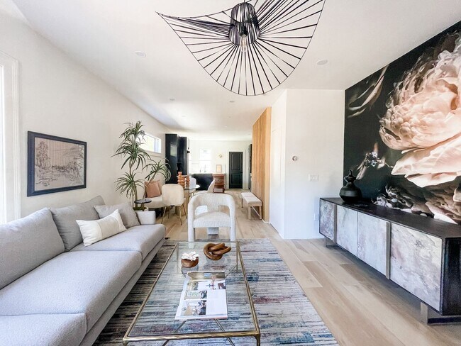 Building Photo - Gorgeous three bedroom in the heart of Par...