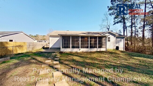 Building Photo - 3 BD/2 BA Home with Fenced Yard & Attached Garage