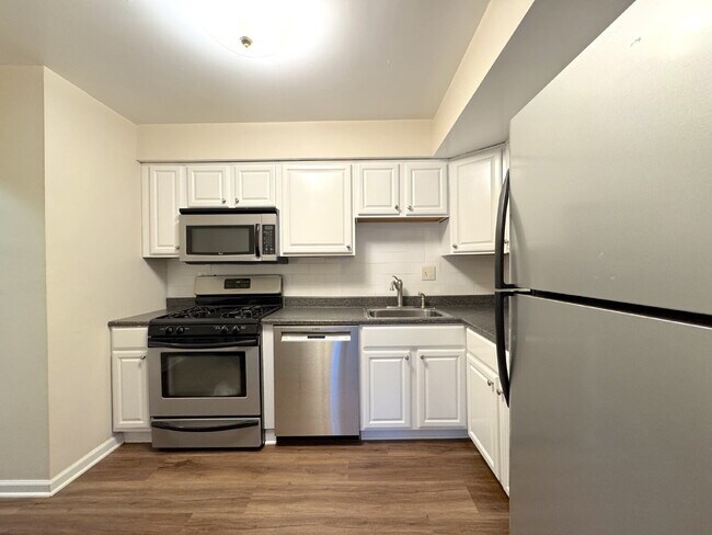 Building Photo - Charming Reston Townhome: Your Ideal Commuter's Haven