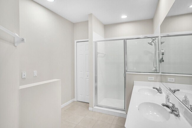 Building Photo - Welcome to this 2 bedroom, 2 bathroom condo in the wonderful community of Palencia.