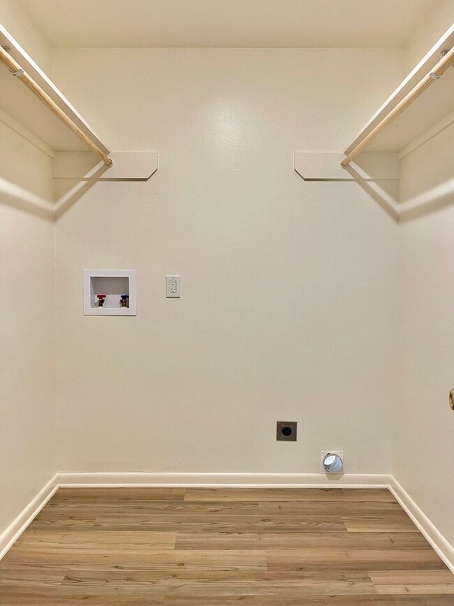 Building Photo - 1 Bedroom Apartment