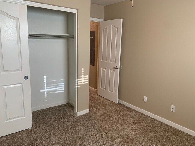 Building Photo - A gorgeous two story 3 bedroom 2.5 bath townhome