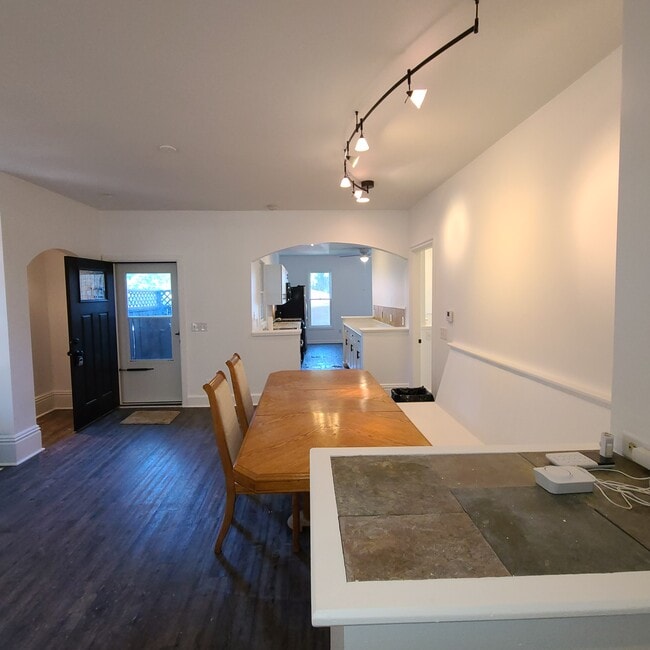 Building Photo - 309 Lake St