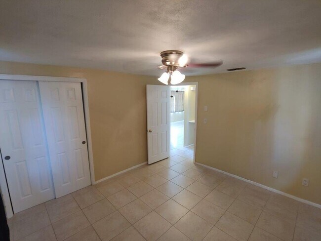 Building Photo - 2/1/1 with BONUS ROOM, 1000 Sq. Ft. with custom tile in bathroom & renovated kitchen!!