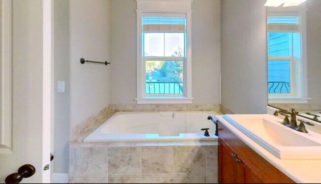 Building Photo - Happy Valley Townhome! 2Bed + Den/Office w/ 2.5 Bath ~ Garage, Washer/Dryer ~ Convenient to PDX A...