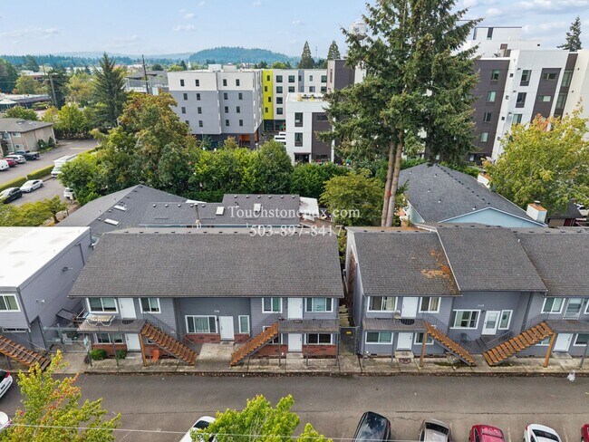 Building Photo - 706 NE 99th Ave