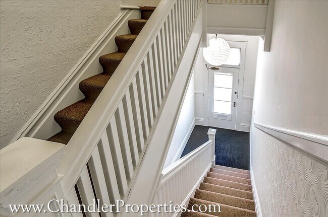 Building Photo - Bright & Sunny 2 Bedroom Flat with On-Site Laundry | Small Bonus Space