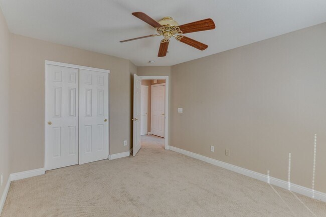 Building Photo - Cozy 2-Bedroom Henderson Townhome with Double-Sided Fireplace