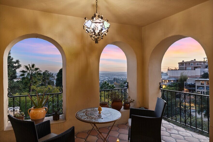 Building Photo - 2856 Glendower Ave