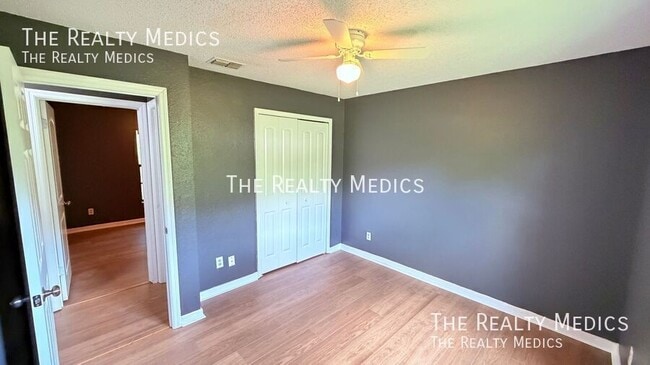 Building Photo - 104 E Osceola St