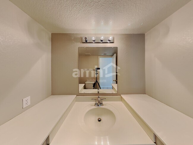 Building Photo - 7227 E Navarro Ave