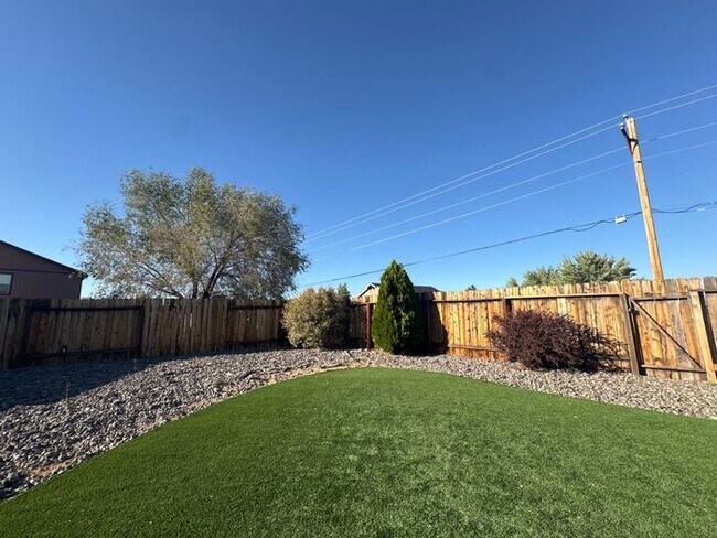 Building Photo - 3 Bed 2 Bath Home w/ Beautiful Backyard - ...