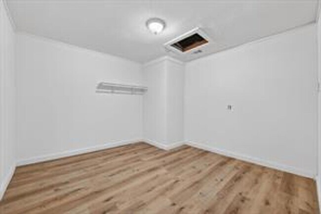 Building Photo - MOVE IN READY 4 BED 2 BATH!
