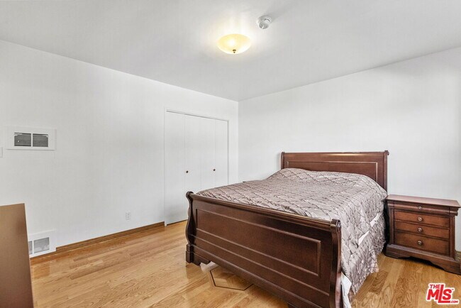 Building Photo - 15529 Moorpark St