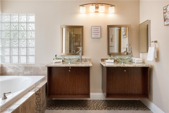 Building Photo - 905 Buffwood Ave