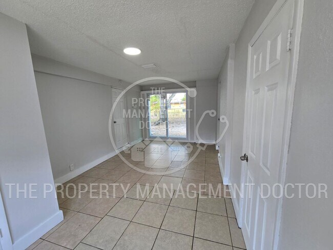 Building Photo - Spacious 4BR Tampa Home | Huge Fenced Backyard & Fresh Updates Throughout