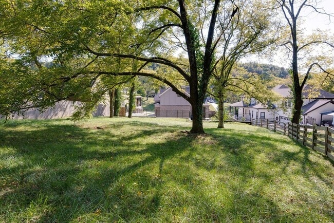 Building Photo - Dream home in the heart of Belle Meade, located on a private dead-end street!
