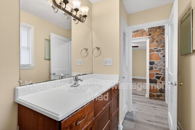 Building Photo - 506 Rocky Knoll Rd