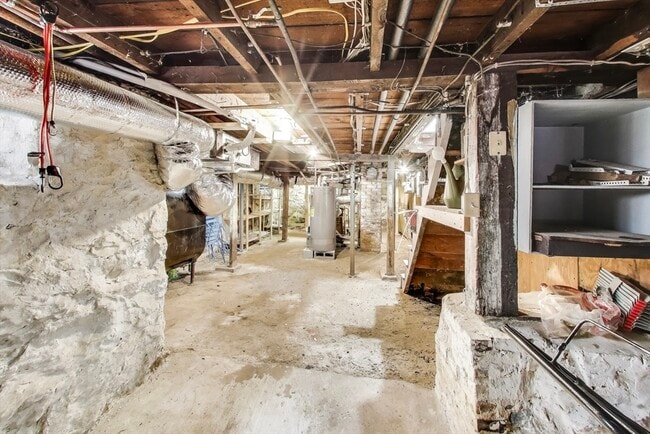 Building Photo - 24 Clematis St