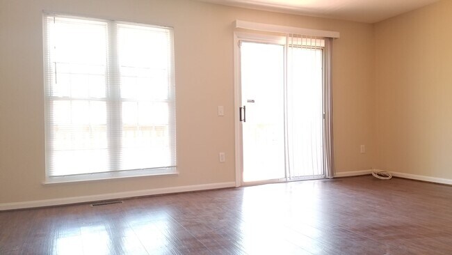 Building Photo - End Unit townhouse in established Frederick neighborhood ready for you!